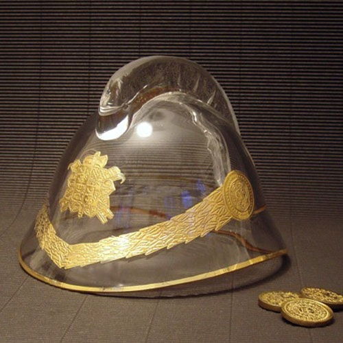 Skleněná hasičská přilba zdobená zlatem 21cm