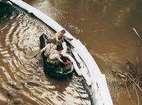 vodu nesající had plněný sorpční drtí