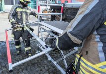 záchranná a pracovní plošina se sklopným rámem