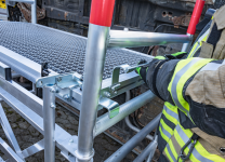 záchranná a pracovní plošina se sklopným rámem